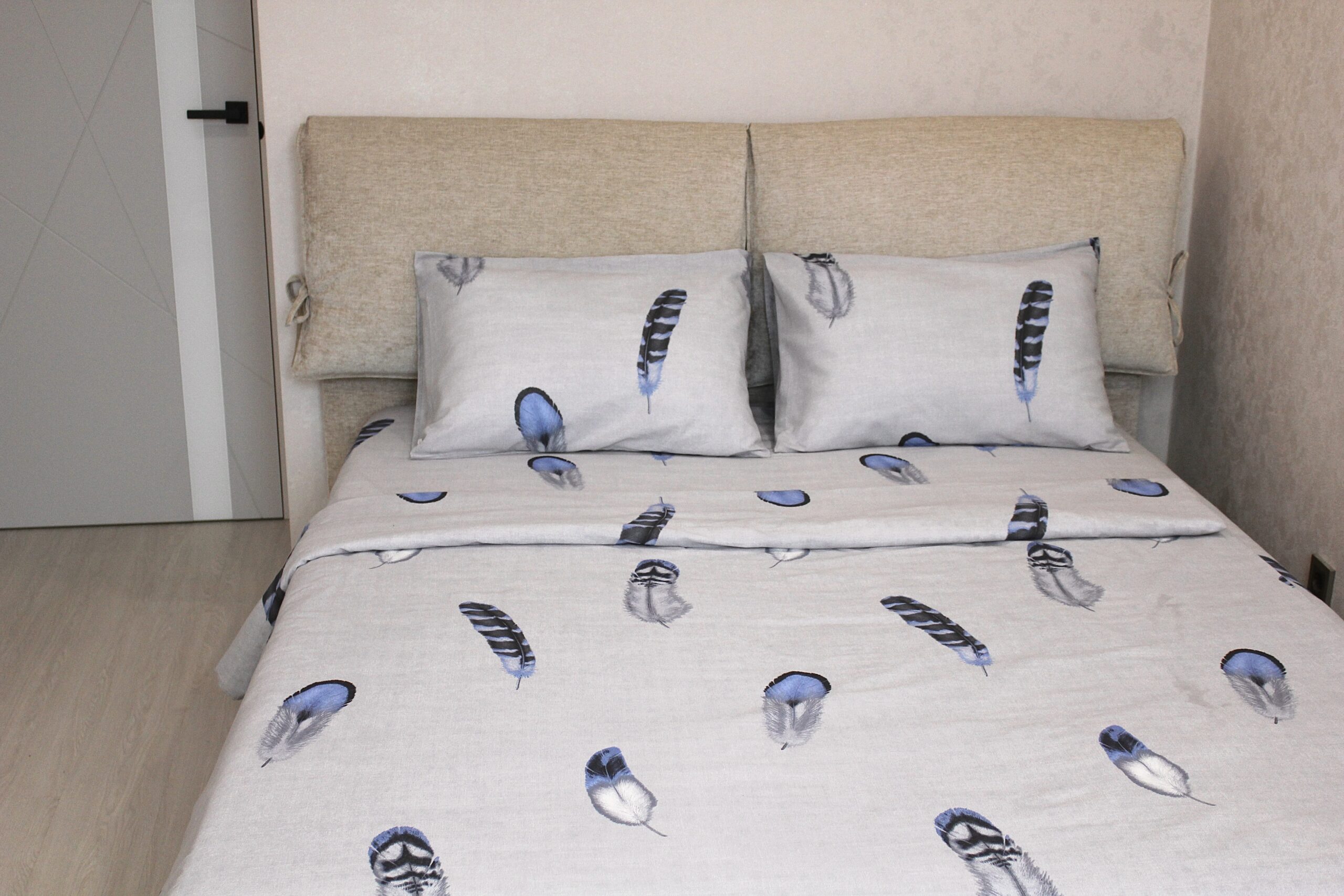 Комплект постельного белья Перо на бежевом