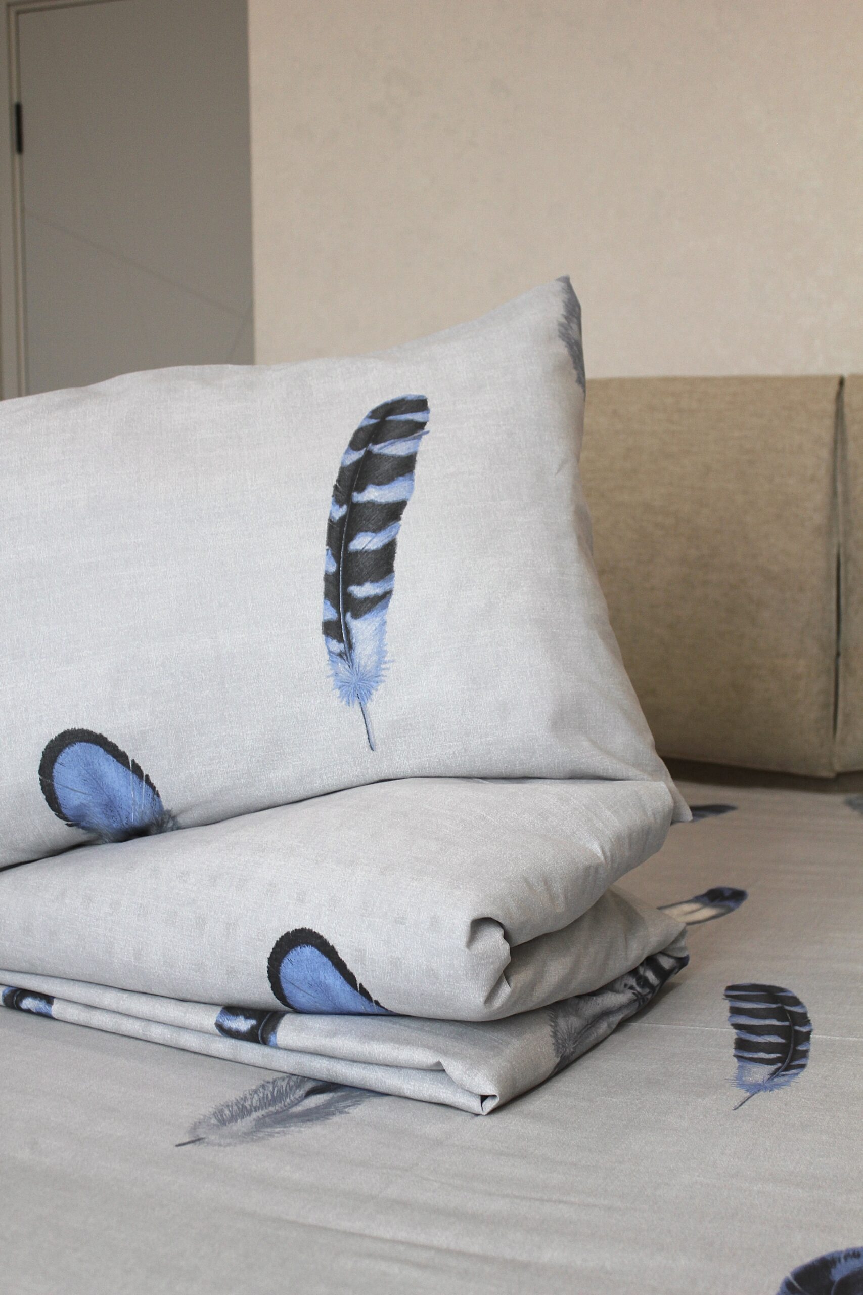 Комплект постельного белья Перо на бежевом